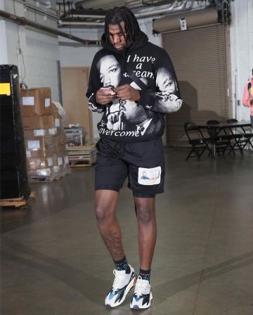 Zapatillas Adidas Yeezy Boost 700 Wave Runner Solid Grey de Naz Reid en la cuenta de Instagram de @leaguefits