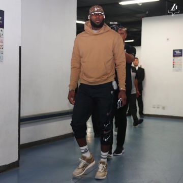 Sneakers Nike LeBron Icon John Elliott Parachute Beige LeBron James on the account Instagram of @leaguefits