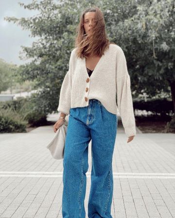 The sweater is white with big button of Marta Riumbau on the account Instagram of @riumbaumarta