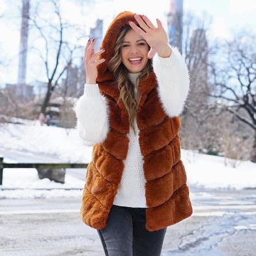 The down jacket without sleeve faux fur brown from Emmanuelle Cureau on the account Instagram of @manuecureau