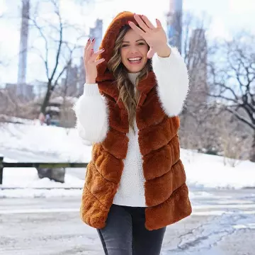 The down jacket without sleeve faux fur brown from Emmanuelle Cureau on the account Instagram of @manuecureau