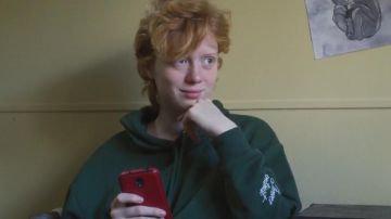 Le sweat vert à capuche de Chloé (Luna Carpiaux) dans Connexion intime