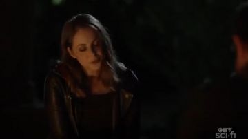 Madewell Red Leather Mo­to Jack­et worn by Thea Queen (Willa Holland) in Arrow Season 08 Episode 03