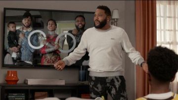Ovadia & Sons et Lumière Grise Sweat-shirt porté par Andre "Dre' Johnson (Anthony Anderson), en black-ish Saison 06 Episode 06