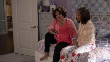 Comme Des Garcons PLAY Jaune Haut Rayé porté par Diane Johnson (Marsai Martin), en black-ish Season06 Épisode 06