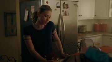 Bleu à Manches Courtes Rayé Garniture Chandail porté par Betty Cooper (Lili Reinhart) à Riverdale Saison 04 Épisode 04