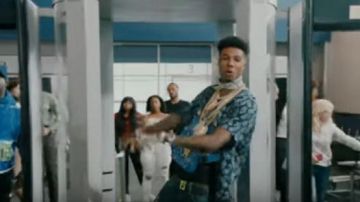 Cinturón de hebilla de neón FendiI usado por Blueface en el video de YouTube Blueface - First Class ft. Gunna