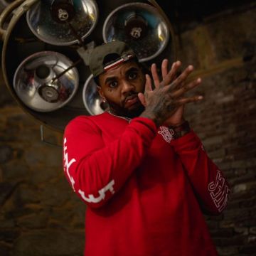 Moncler Kaki de Baseball Chapeau porté par Kevin Gates sur l'Instagram account @iamkevingates