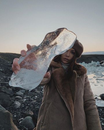 The coat of EnjoyPhoenix on the account Instagram of @enjoyphoenix