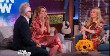 Cinq un pantalón Adalie rosa de septiembre usado por Anna Camp en The Kelly Clarkson Show 30 de octubre de 2019
