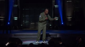 Zapatillas grises blancas usadas por Dave Chappelle en Dave Chappelle: Sticks & Stones Stand Up Show (Netflix)