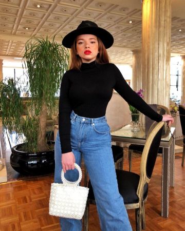 The jean Yasmine Golotchoglova on the account Instagram of @golotchoglova