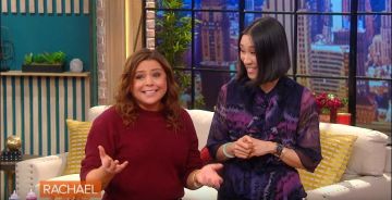 Madewell Bourgogne Cachemire Sweat-shirt porté par Rachael Ray sur Le Rachael Ray Show le 30 octobre 2019