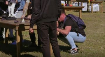 Vans Bess Sneak­ers in Black worn by Jackson Garlick in The Bachelorette Season 05 Episode 07