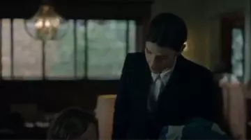 Black Blazer worn by Dex Parios (Cobie Smulders) in Stumptown Season 01 Episode 05