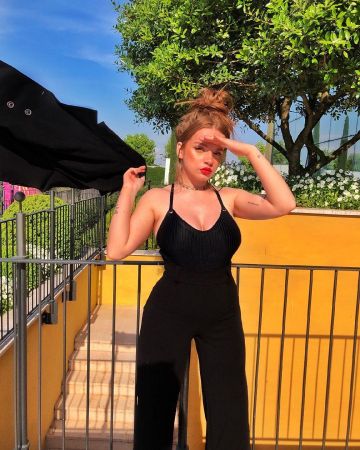 Los pantalones negros de cintura alta de Yasmine Golotchoglova en la cuenta de Instagram de @golotchoglova