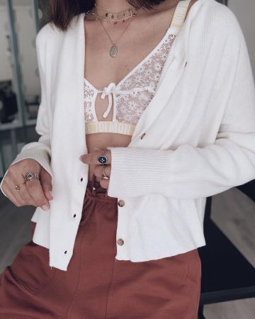 El chaleco blanco de Marta Riumbau en la cuenta de Instagram de @riumbaumarta