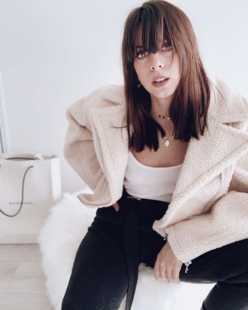 Chaqueta de piel de Marta Riumbau en la cuenta de Instagram de @riumbaumarta