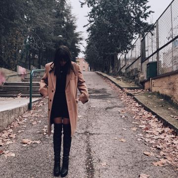 El abrigo de camello de Marta Riumbau en la cuenta de Instagram de @riumbaumarta
