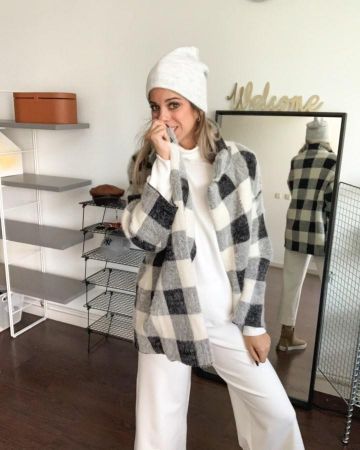 El chaleco a cuadros de Marta Riumbau en la cuenta de Instagram de @riumbaumarta