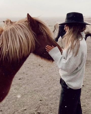 Suéter gris de cuello tortuga usado por Maria Pombo en la cuenta de Instagram de @mariapombo