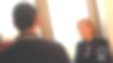 The sweater navy large buttons of Laura Tenoudji in Télématin