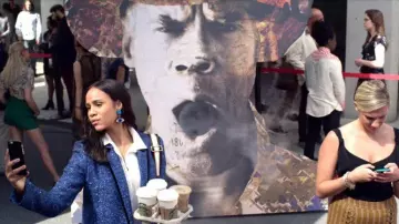 Bleu brillant veste portée par Josephina (Zawe Ashton) en Velours Buzzsaw
