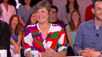 The silk shirt printed round neck of Camille Dauxert in Clicks