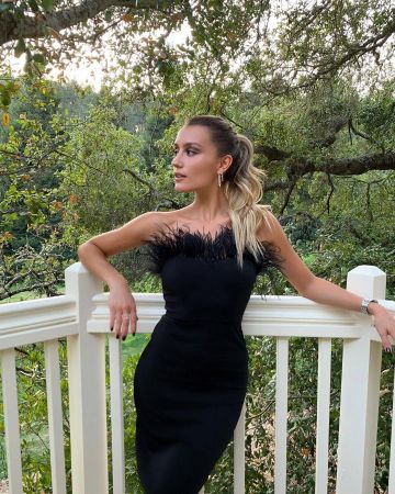 Robe noir à plume de Chloé Bleinc sur le compte Instagram de @chloebbbb