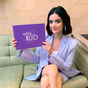 Chaqueta blazer púrpura pastel de Lucy Hale en la cuenta de Instagram de @lucyhale