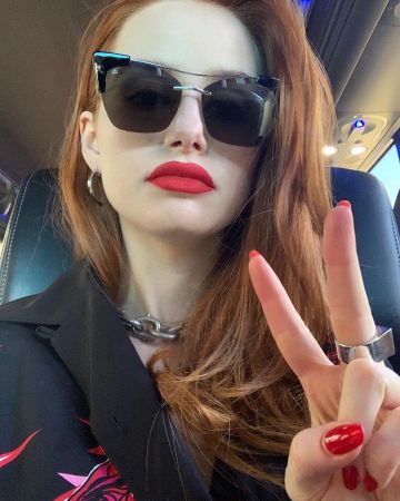 Les lunettes de soleil noires de Madelaine Petsch sur le compte Instagram de @madelame