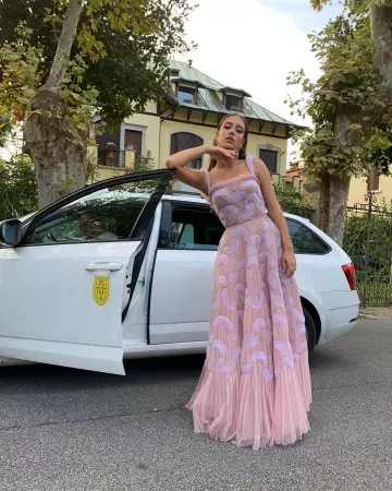 Robe longue rose de Adele Exarchopoulos sur le compte Instagram de @adeleexarchopoulos