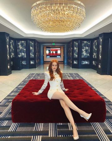 La robe blanche de Madelaine Petsch sur le compte Instagram de @madelame