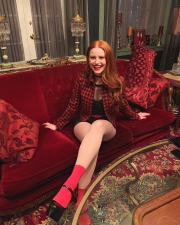 Les escarpins à plateforme noirs de Madelaine Petsch sur le compte Instagram de @madelame