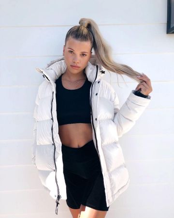 Chaqueta blanca de Sofia Richie en la cuenta de Instagram de @sofiarichie