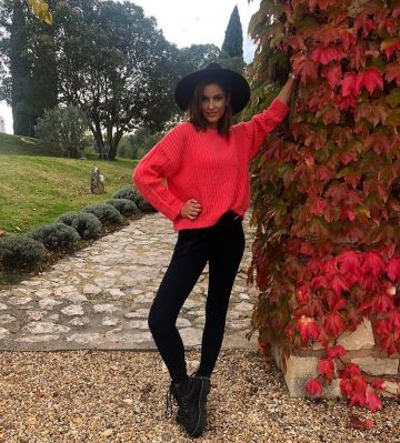 La bota negra de Malika Menard en la cuenta de Instagram de @malikamenard14