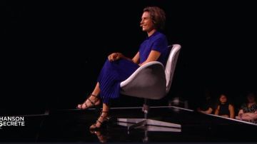 Les sandales en cuir noir Valentino avec bout ouvert, finitions à clous dorés Rockstud de Alessandra Sublet dans La Chanson secrète le 01.11.2019