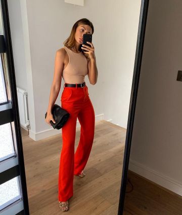Los pantalones rojos de Marianne en la cuenta de Instagram de @smythsisters