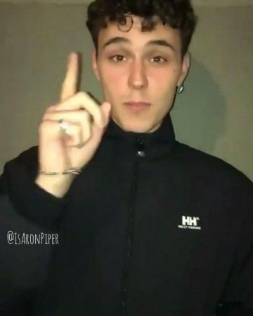 Helly Hansen black jacket worn by Arón Piper on the Instagram account @isaronpiper