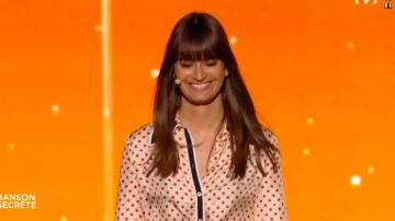 The shirt in printed silk by Clara Luciani in The Song secret the 01.11.2019