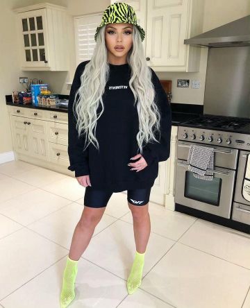 Sombrero de cubo de cebra de neón de Jesy Nelson en la cuenta de Instagram @jesynelson