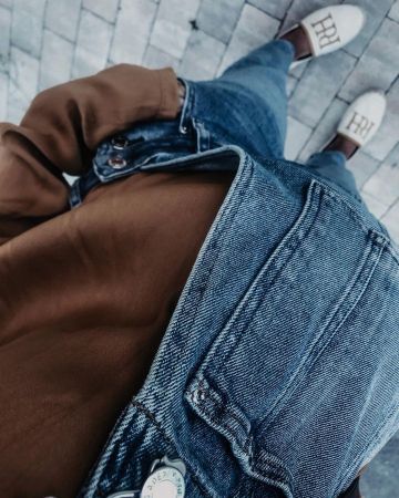 Monos casuales de Ana Manrique en la cuenta de Instagram @anamanriqueg