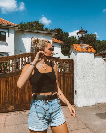 Black Chain Belt of Lauren on the Instagram account @laaurenlouisee