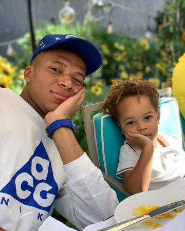 The white T-shirt CAG carried by Kylian Mbappé on the account Instagram of @k. mbappe