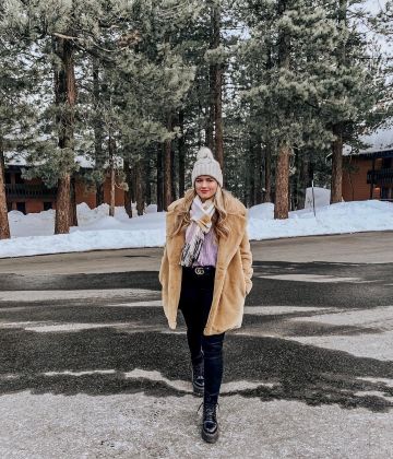 El abrigo de Béatrice Balaj en la cuenta de Instagram de @beatricebalaj