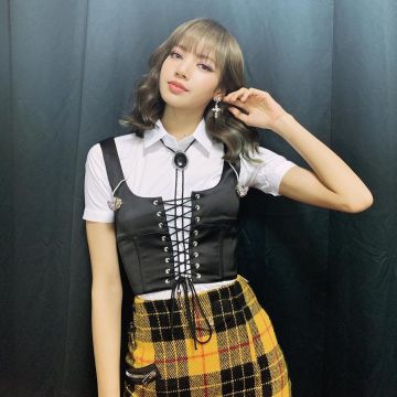 Strapless Top with lace-up worn by Lisa on the account Instagram of @lalalalisa_m 