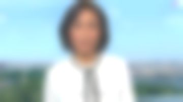 The shirt ecru fluid lavalliére of Leïla Kaddour-Boudadi in the Journal of 13 hours the 02.11.2019