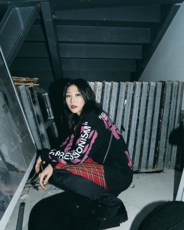 Sweatshirt Off White Impressionism 99 worn by Tina Boo / Bu Jiwon on the account Instagram of @tina_b00