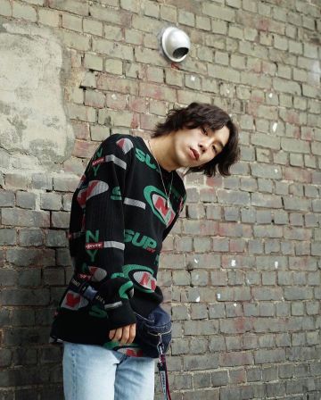 Supreme New York 1994 sweatshirt noir porté par Koosung J / 정구성 sur le compte Instagram de @koosungjung