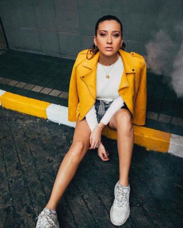La veste en cuir, jaune de Styleto sur le compte Instagram de @style_tonic